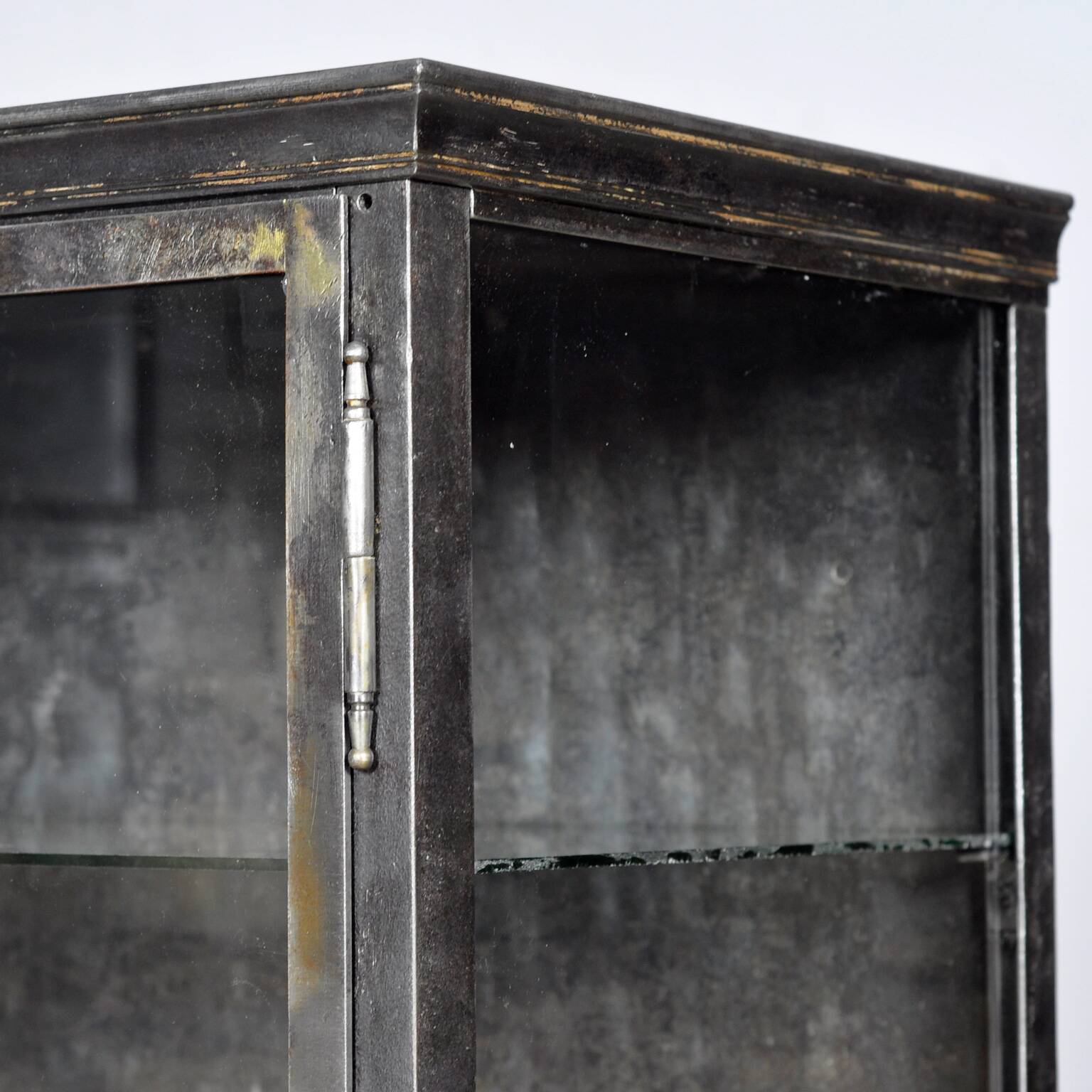 Vitrine en fer, vers 1920