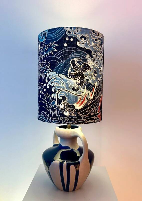 Lampe vase recyclée avec tissu de dragon japonais – céramiques Marei avec expression