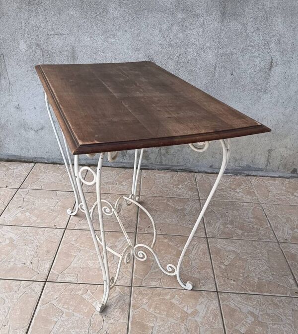 Table en fer forgé et plateau en noyer