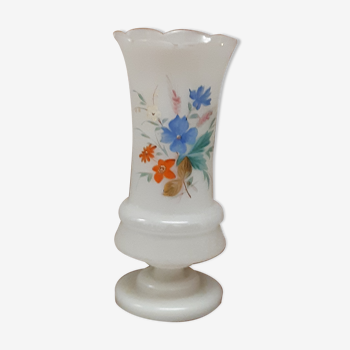 Vase en verre soufflé opaline à décor de fleurs