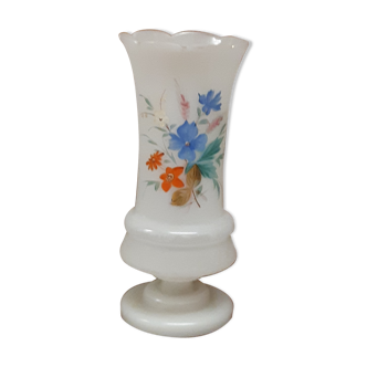 Vase en verre soufflé opaline à décor de fleurs