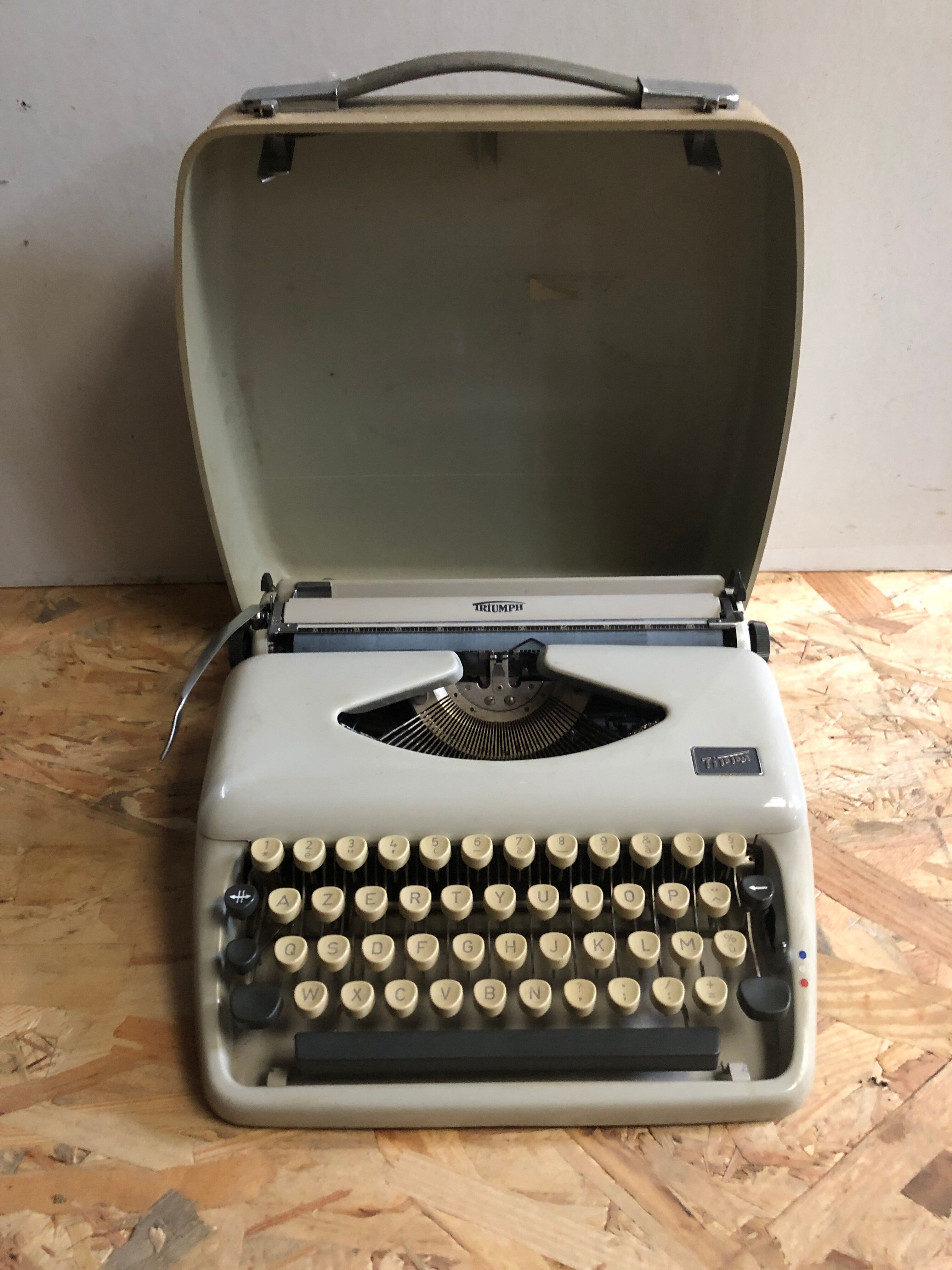 Old writing machine triumph tippa bakelite grey + vintage trunk