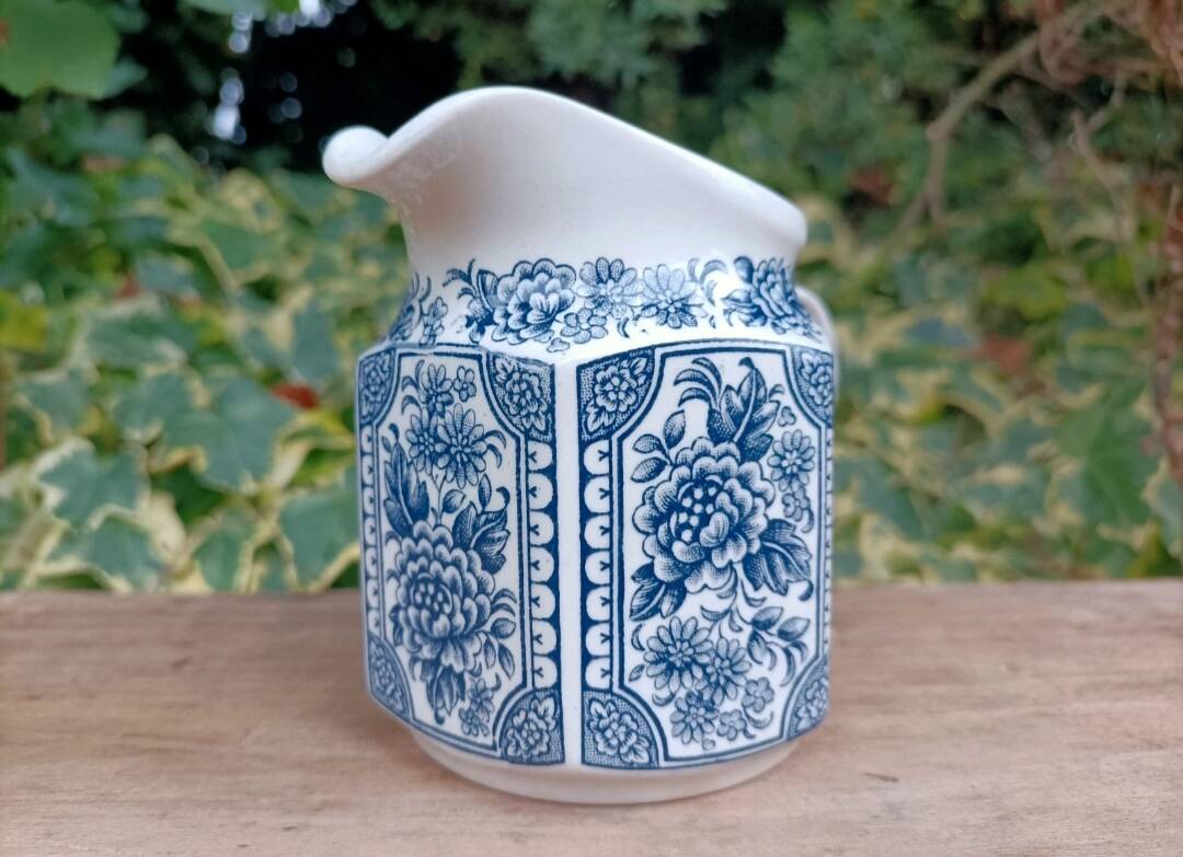 Milk jug Made in England 💐