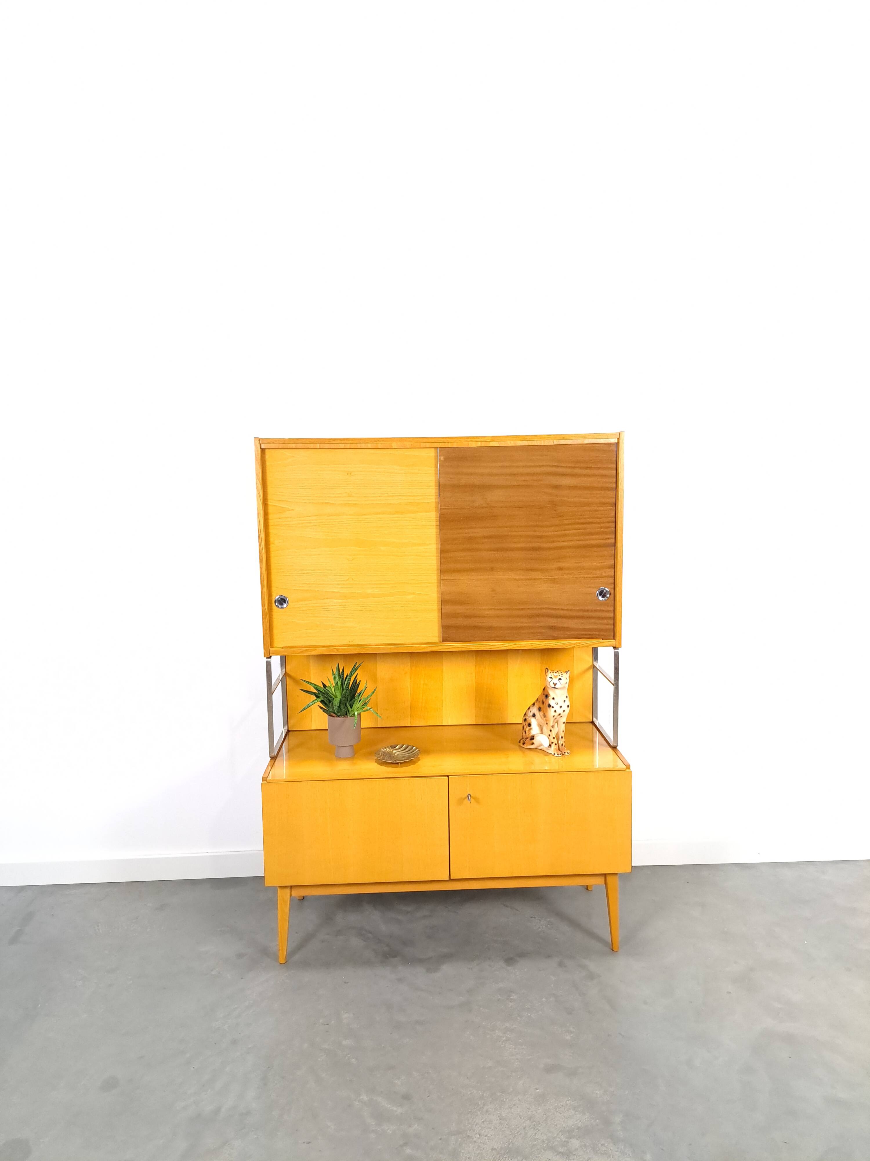 Jitona design vitrinekast met 2 kleuren fineer en schuifdeuren
