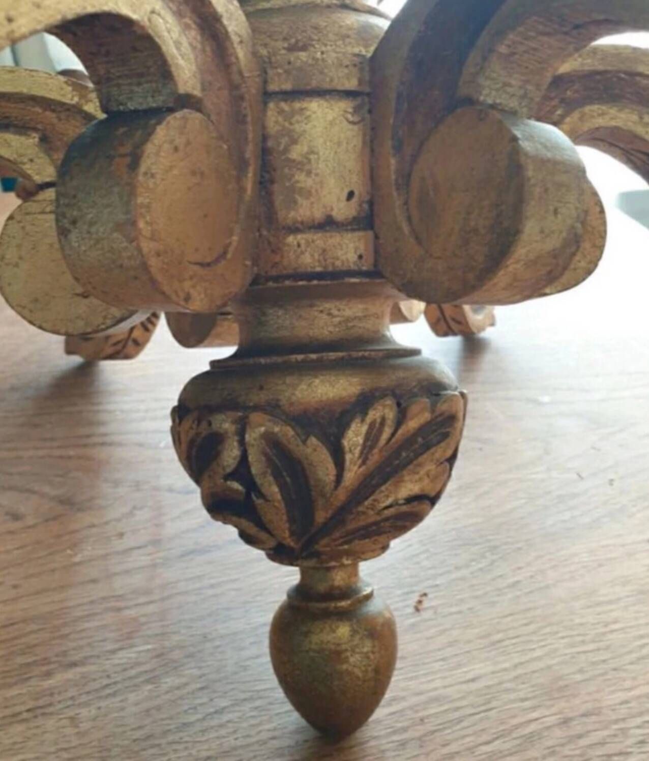 Antique chandelier in carved wood, 6 light arms and gilded with fine gold.