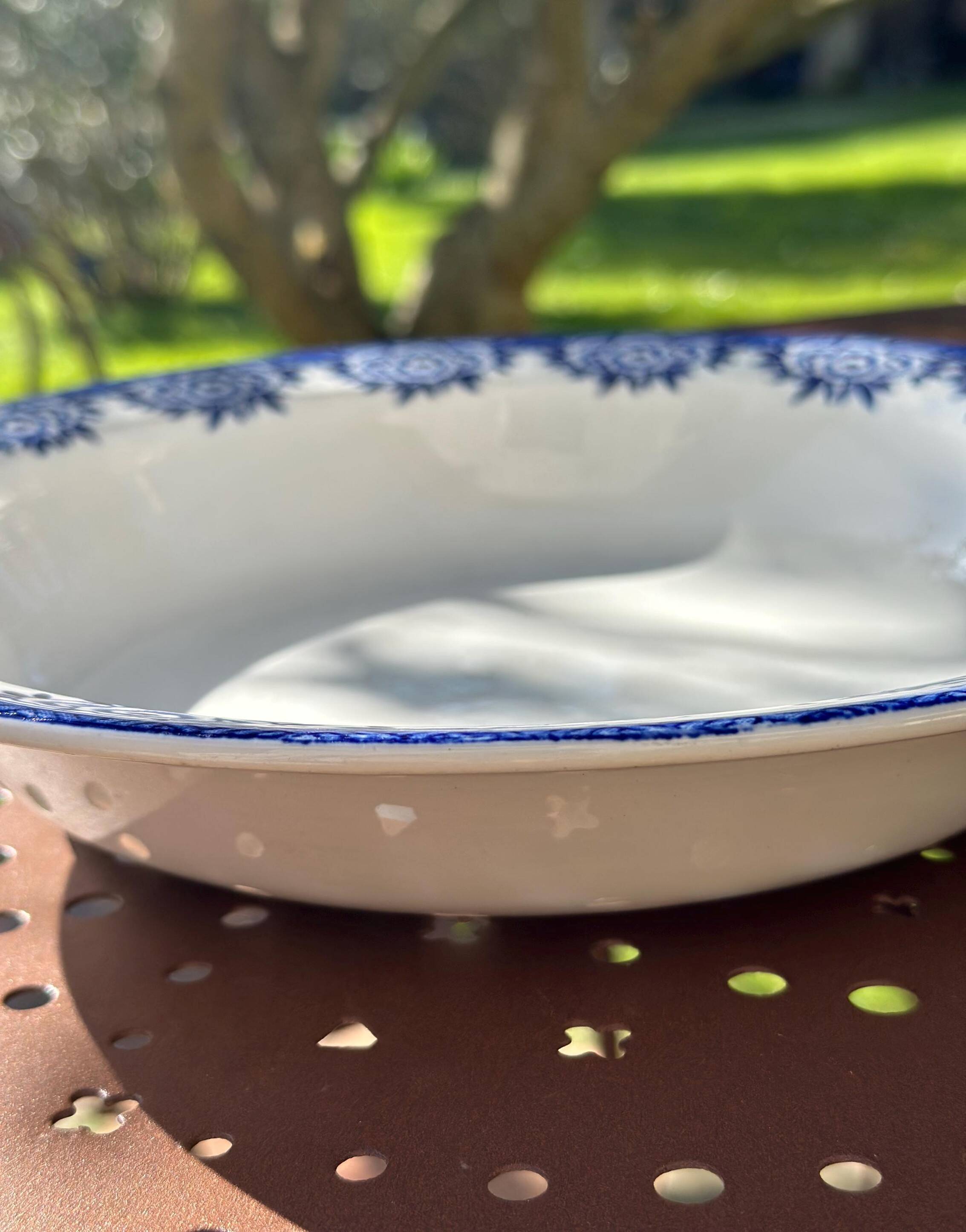 Large shallow dish in Sarreguemines earthenware, "Capri" model.