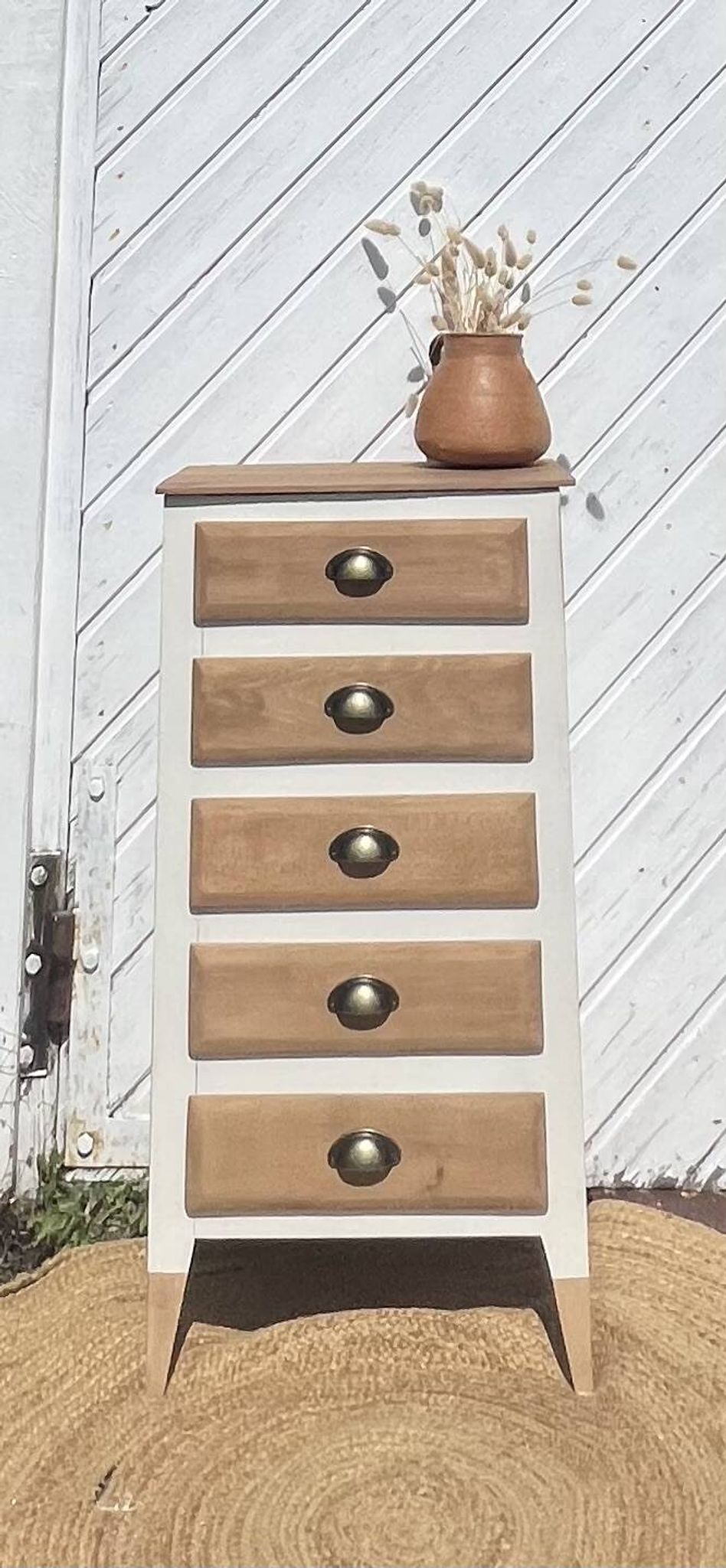 Chiffonnier vintage pieds compas en bois massif brut et patiné blanc