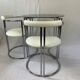 Table chromé et deux chaises modernistes