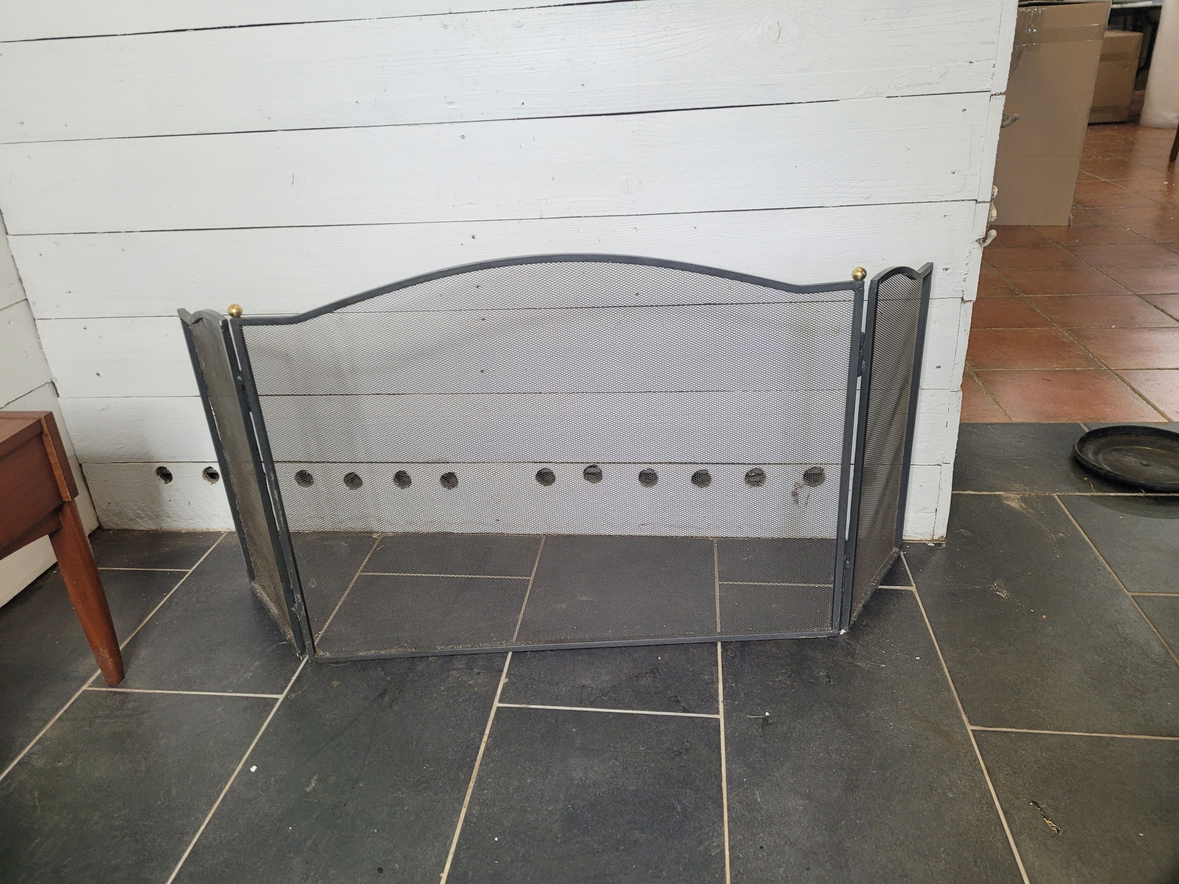 Fire screen with 3 iron leaves and brass ball