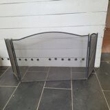 Fire screen with 3 iron leaves and brass ball