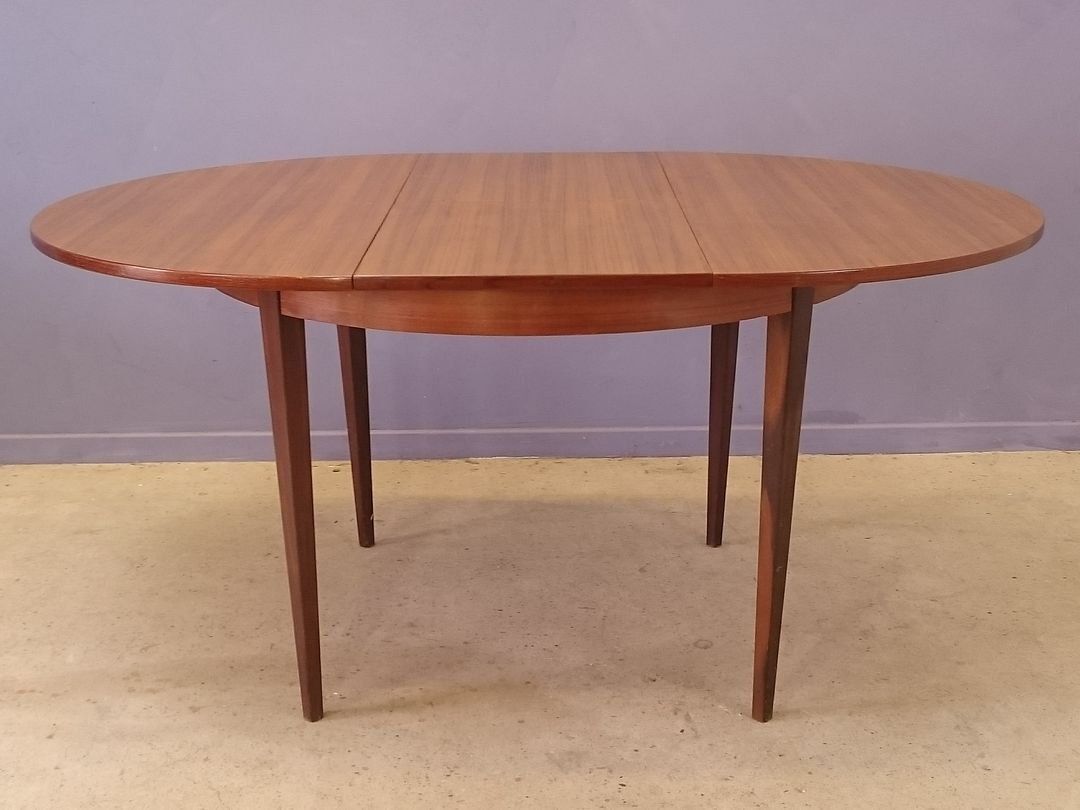 Scandinavian round table feet strung