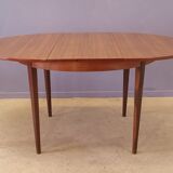 Scandinavian round table feet strung