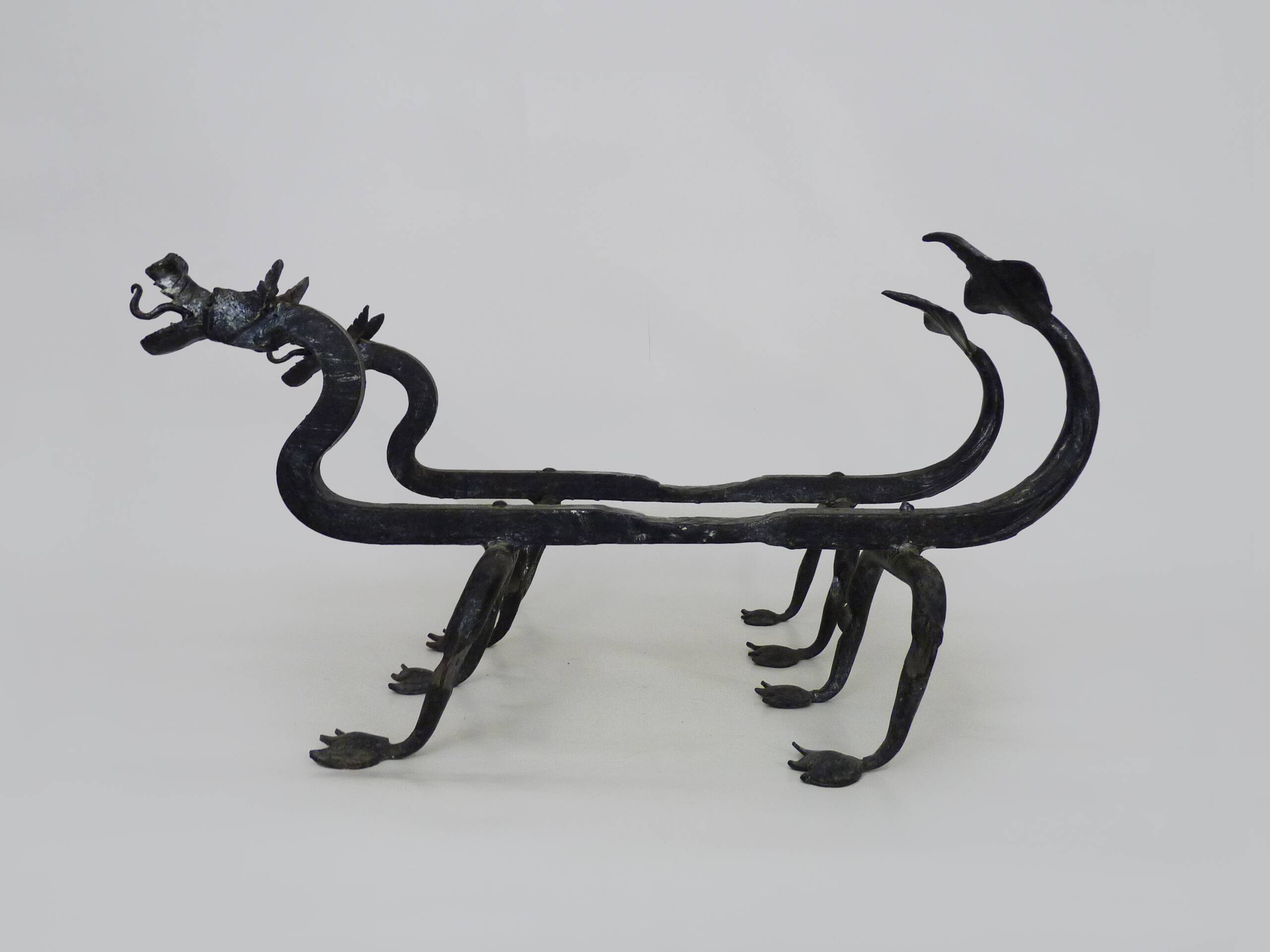 Paire de chenets de cheminée aux dragons en fer forgé