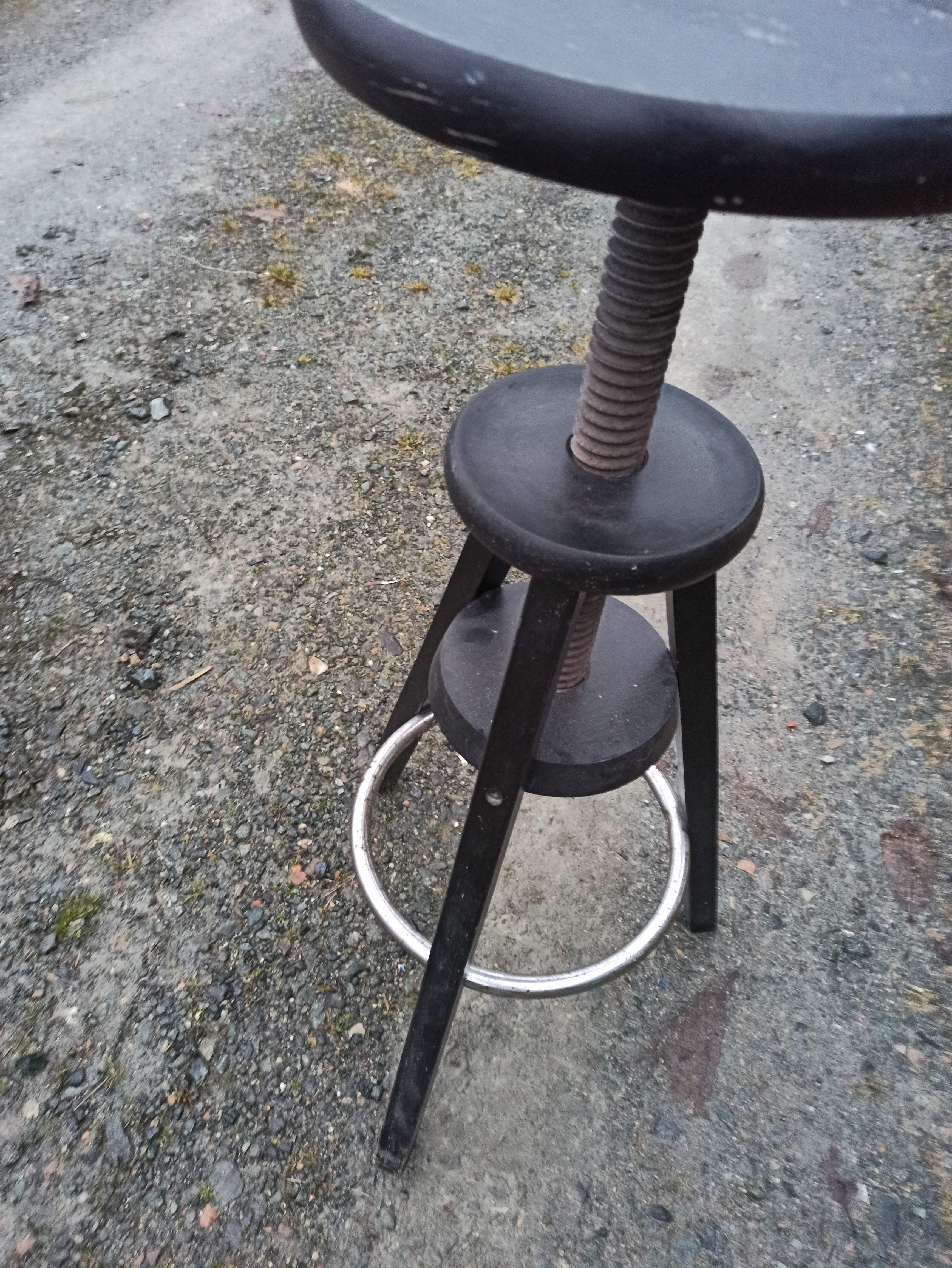 Height-adjustable wooden workshop screw stool