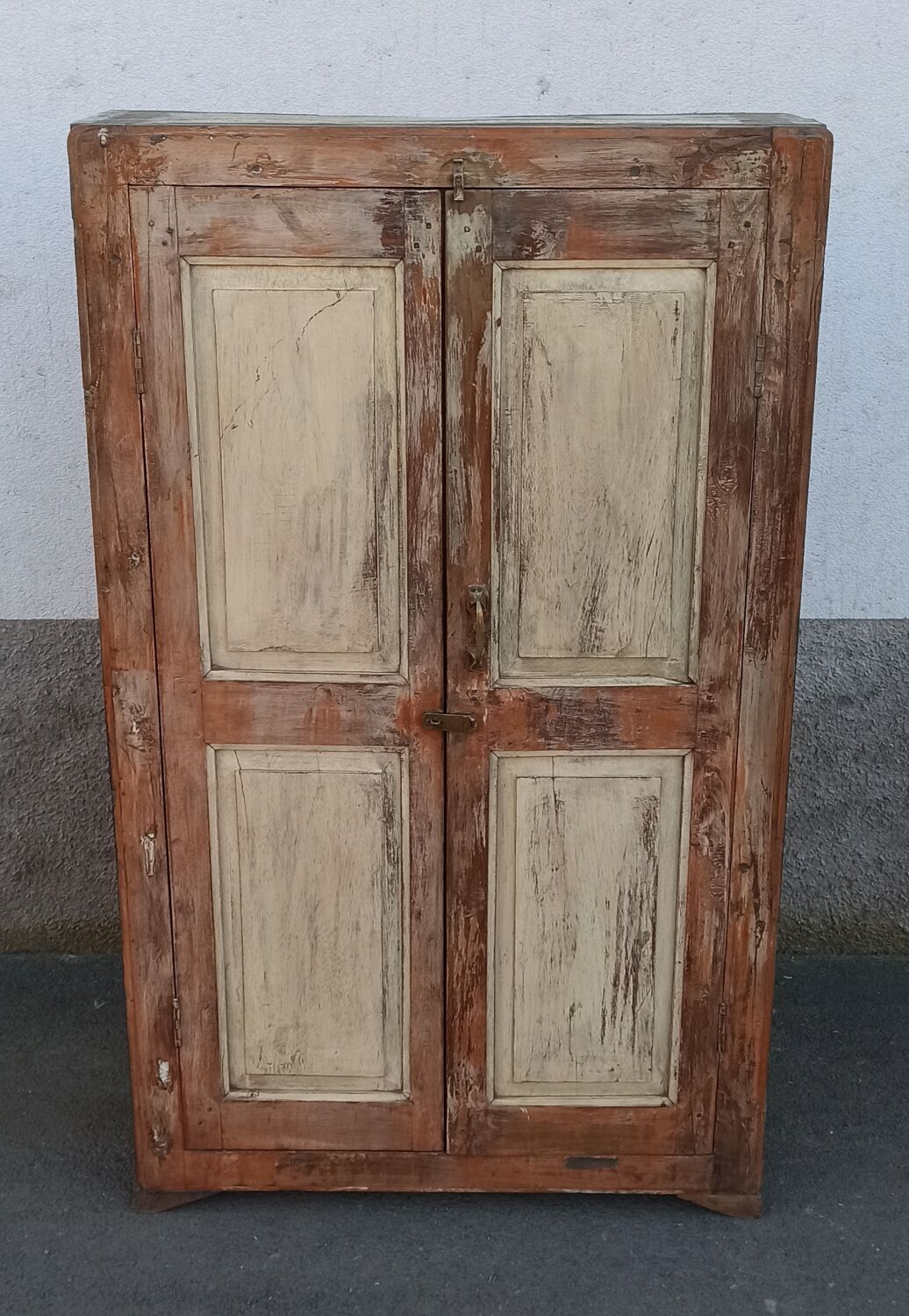 Armoire en bois ancienne