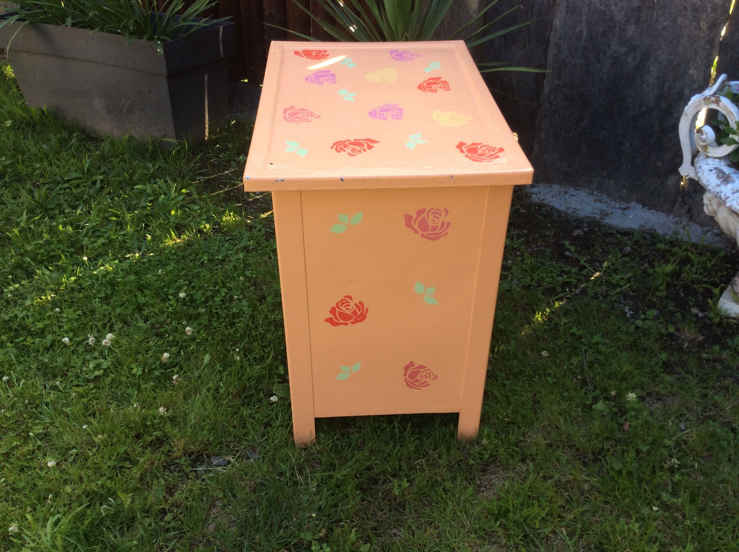 Small vintage buffet with 2 doors in painted sheet metal.