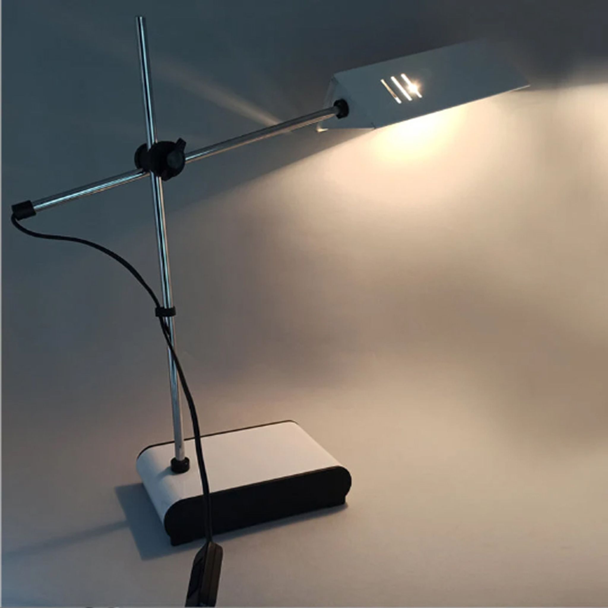 1970s original vintage white table lamp design by Veneta Lumi. Made in Italy