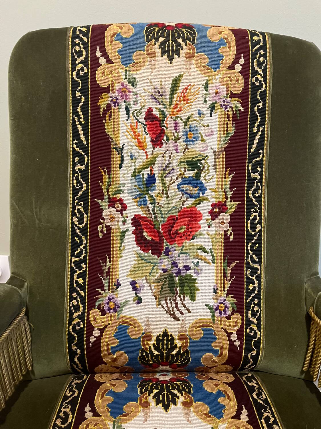 Paire de fauteuils en velours et tapisserie