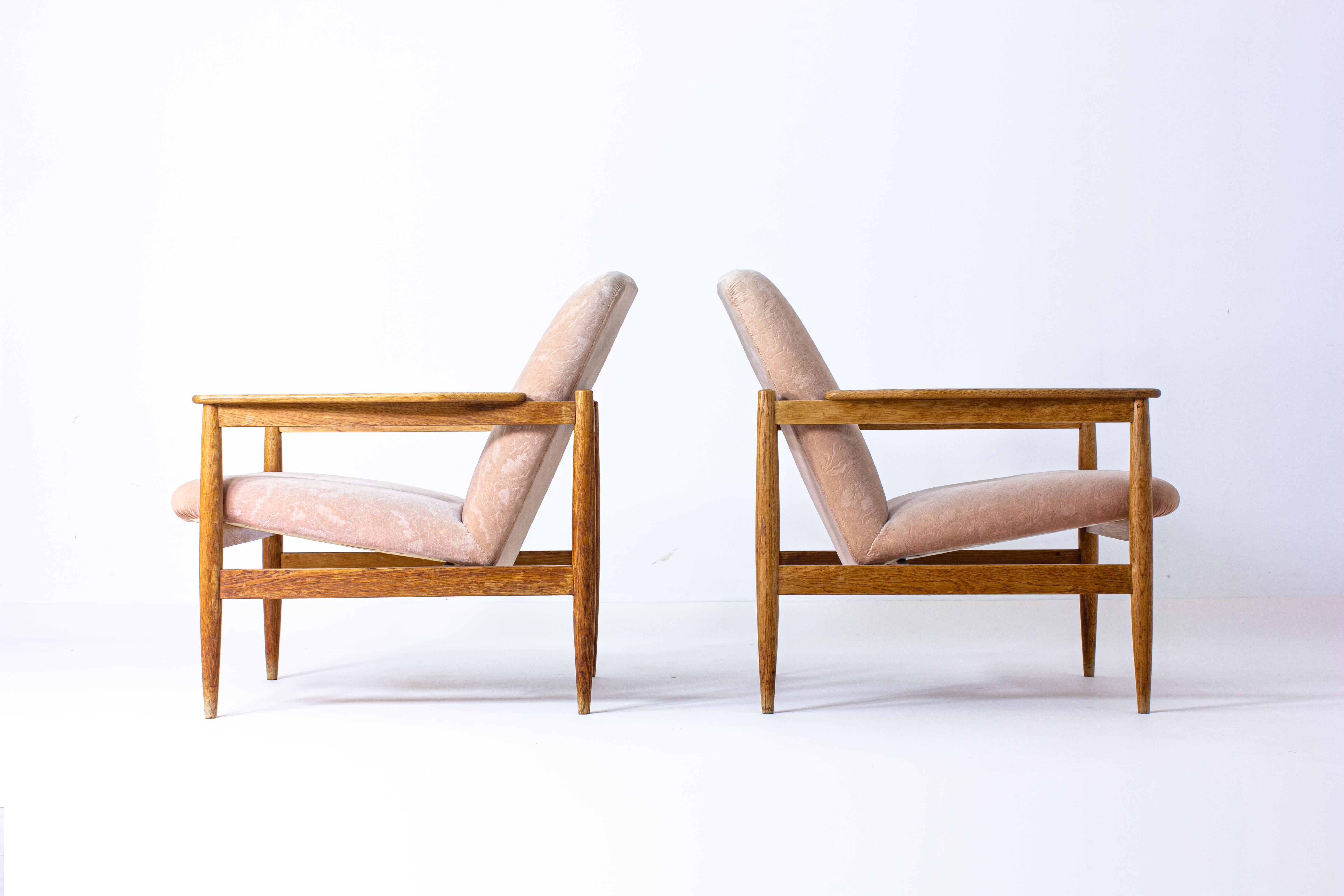 Ensemble de deux fauteuils danois en tissu rose