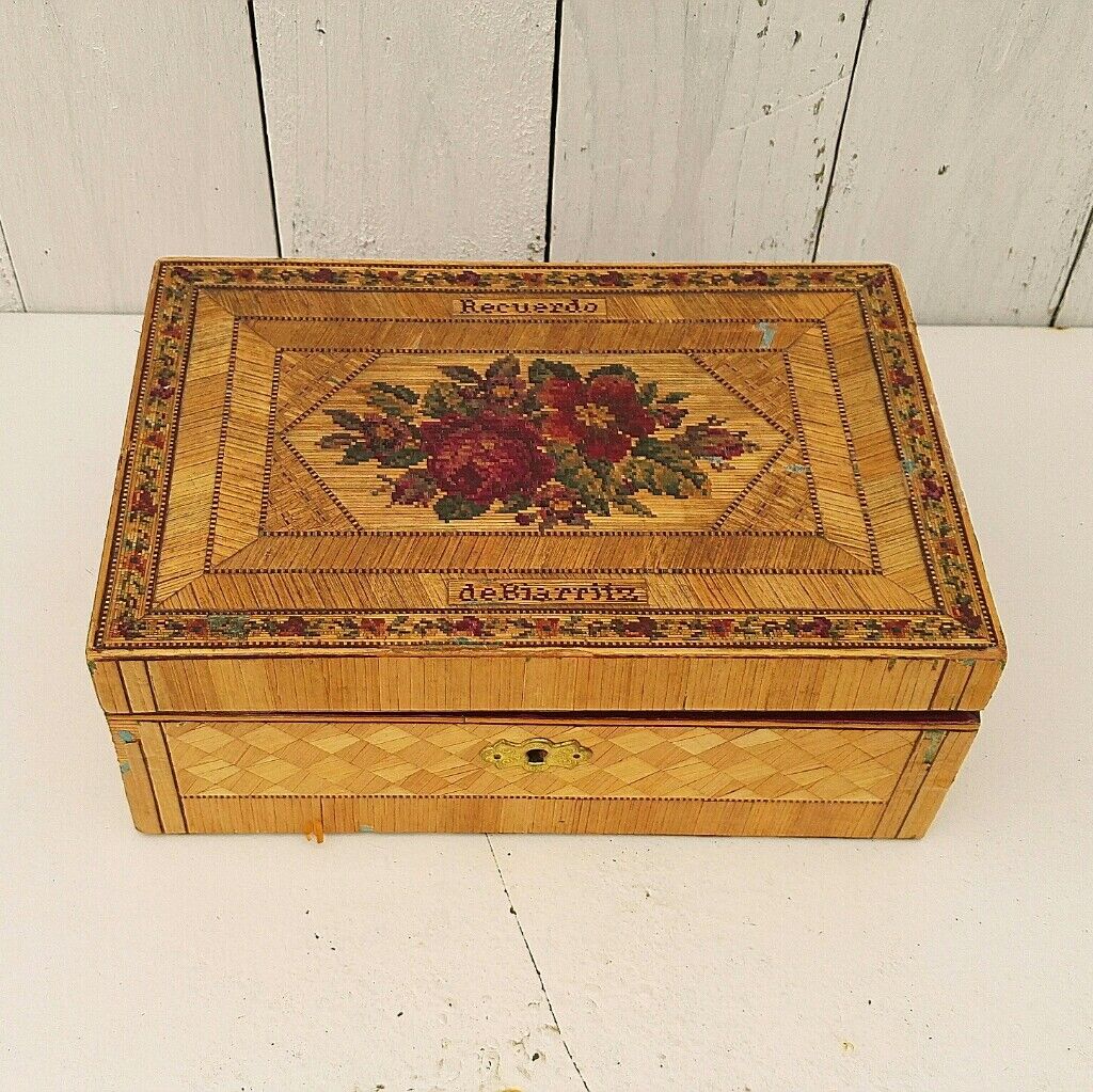 Straw marquetry box souvenir of vintage Biarritz