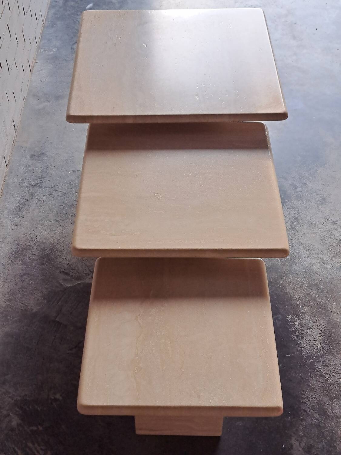 Tables gigognes travertin.