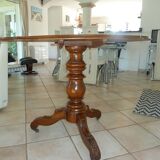 Pedestal table