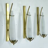 Suite de trois appliques en laiton et verre opalin triplex. Italie années 1950