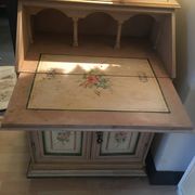 Secrétaire en pin, bois peint à motifs de fleurs