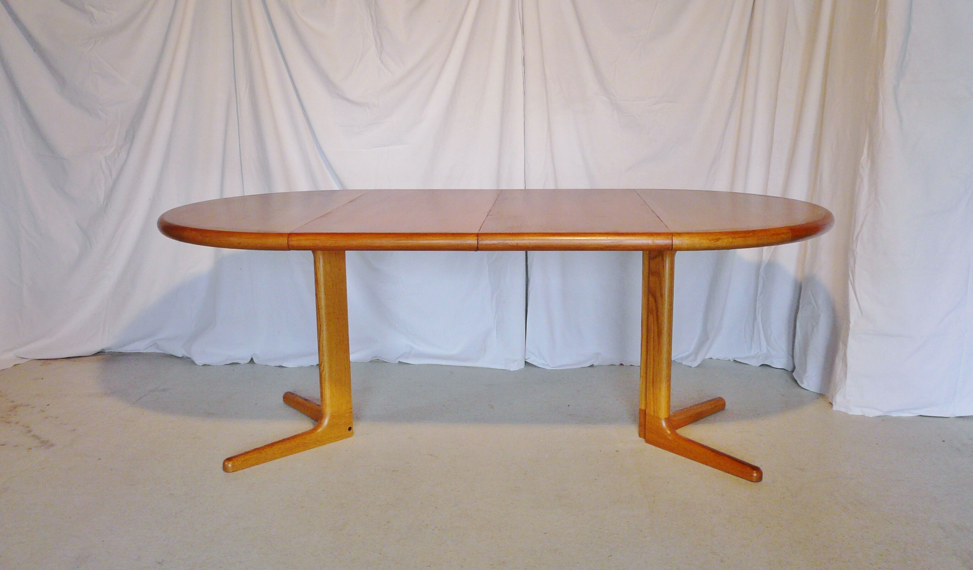 Expandable round table in teak