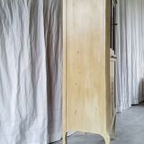 Bookcase with patinated partitions