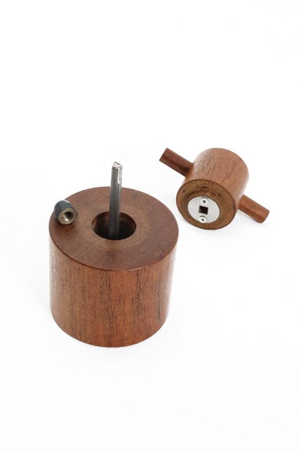 Danish teak pepper mill / crusher with high-quality Peugeot grinding mechanism / 1960s / Mid-Century Modern design