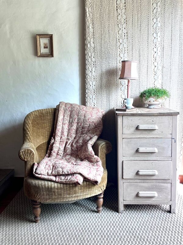 Chiffonnier meuble d’atelier patine rose