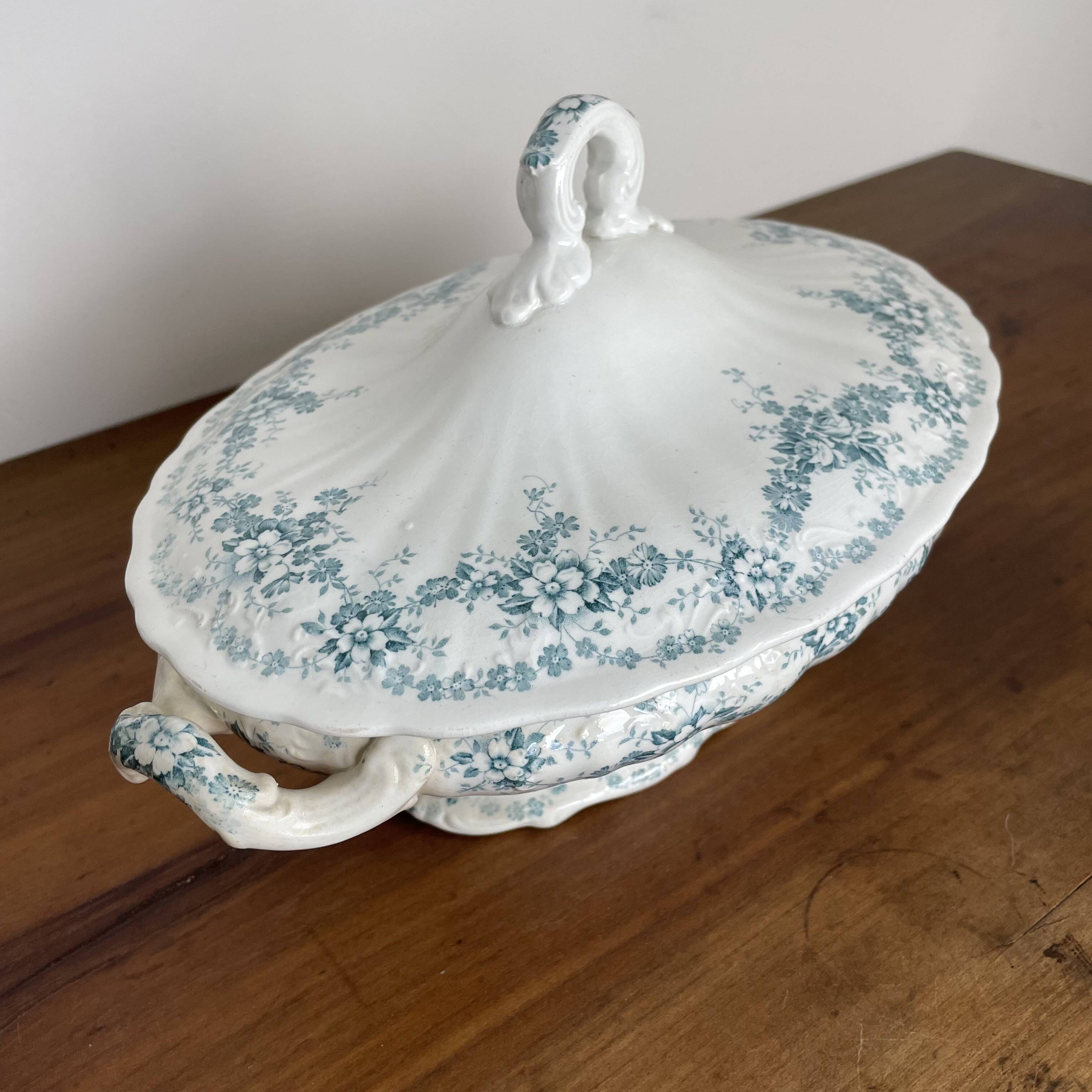 Covered dish, vegetable dish in Maastricht earthenware, Clara model
