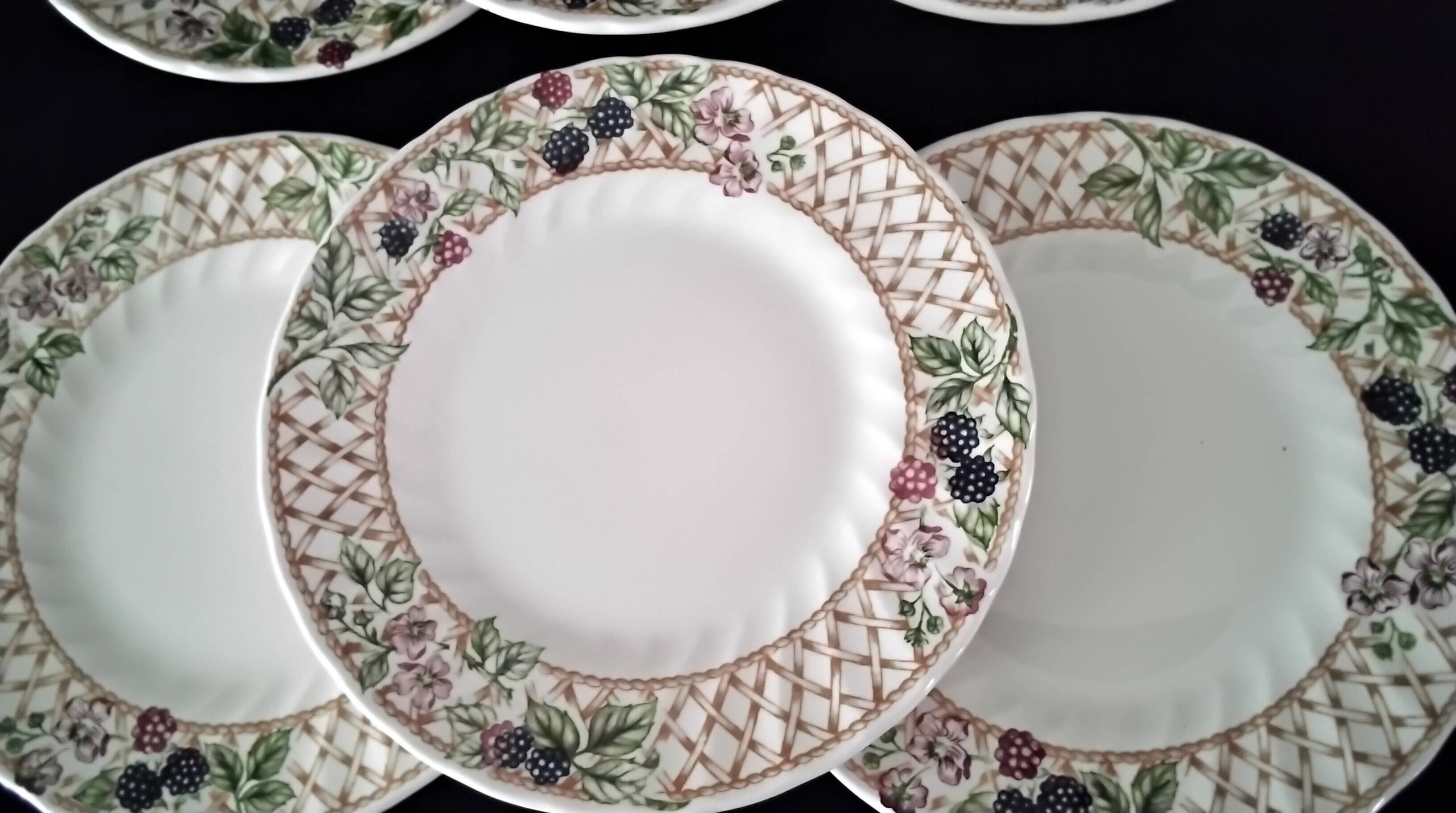 6 dessert plates in Churchill porcelain, model "Blackberry Trellis"