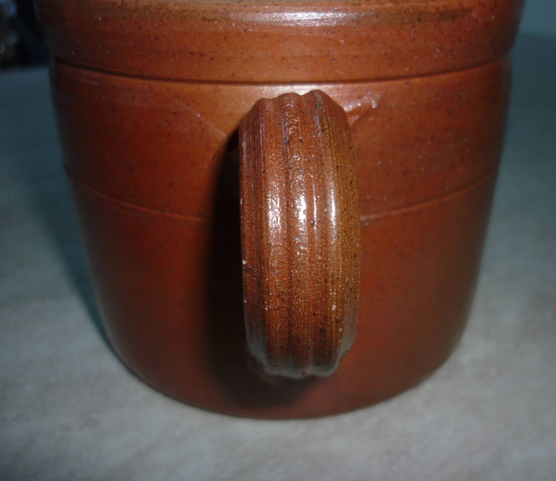Bonny stoneware pot with handle
