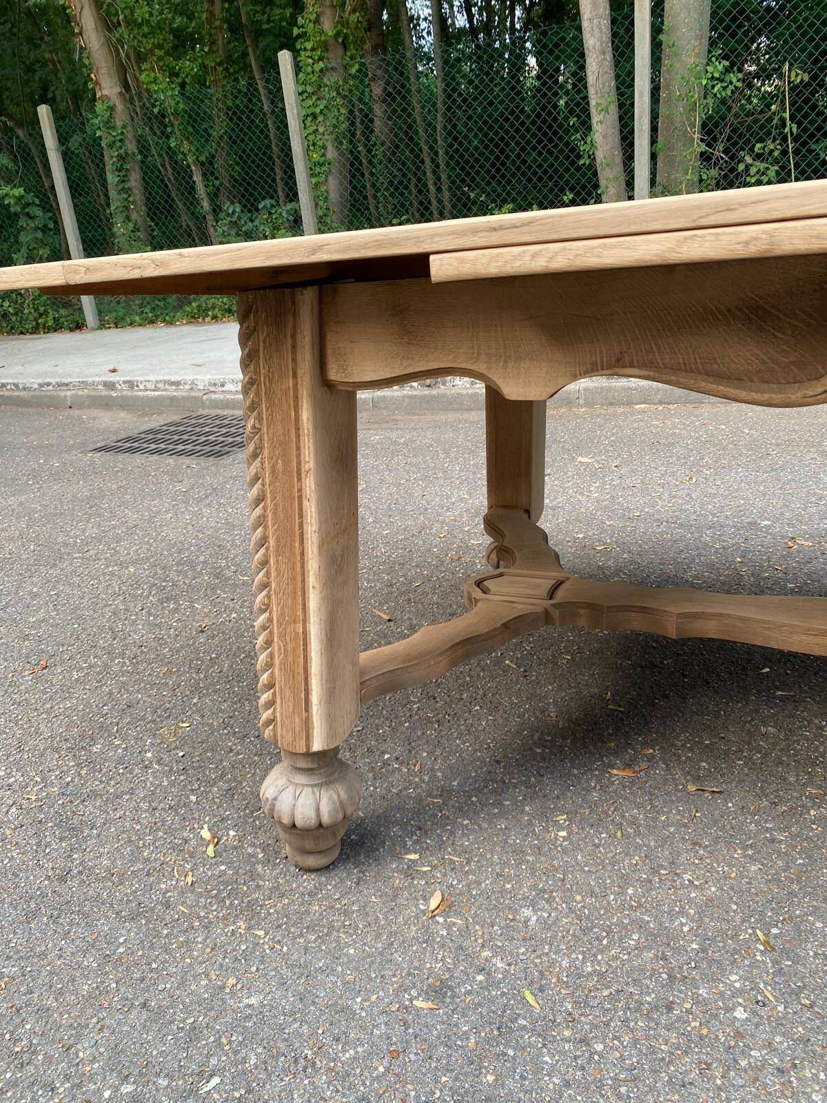 Table à manger extensible Louis XIII décapée en chêne années 50