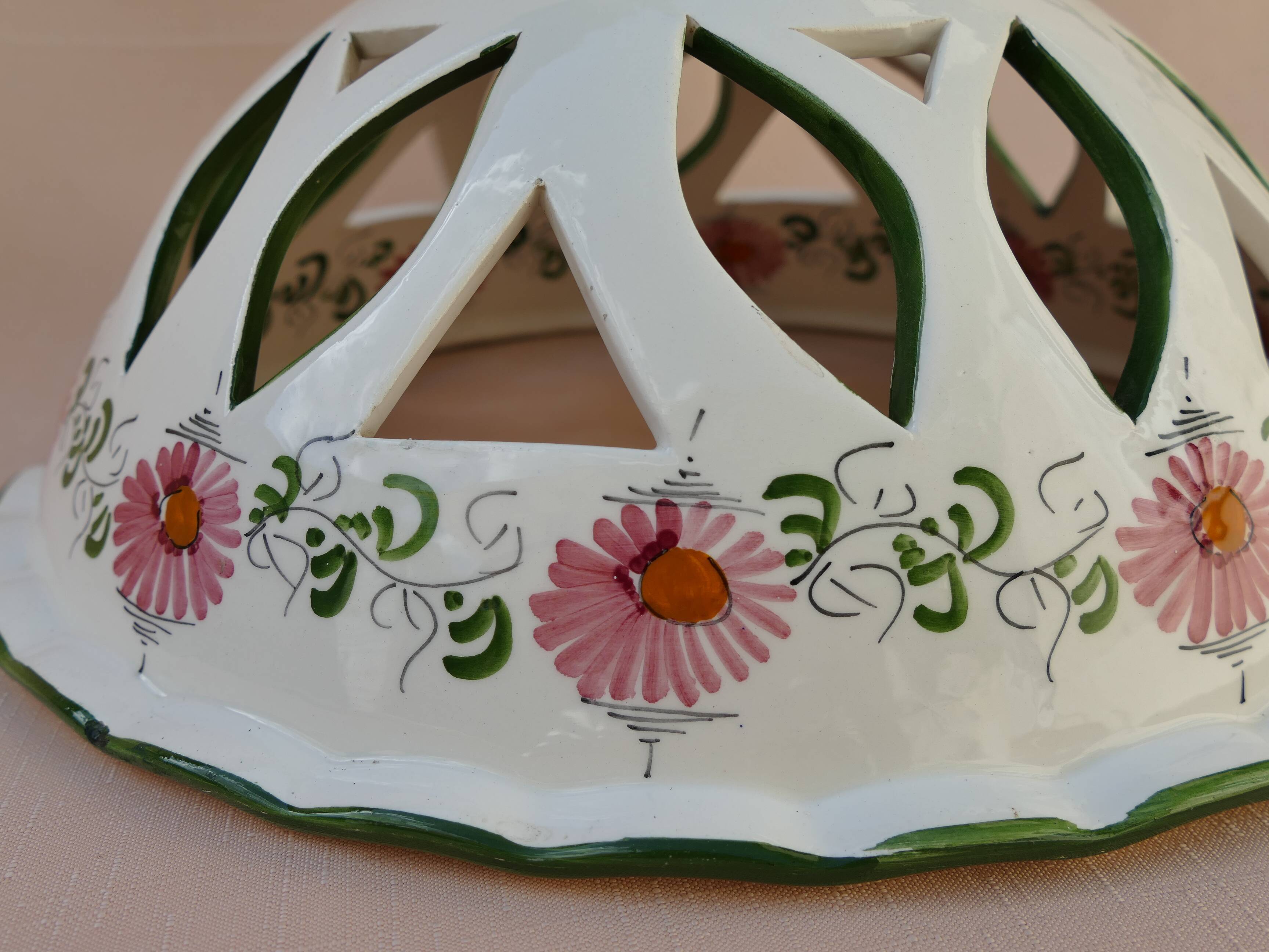 Enamelled metal luminaire suspension