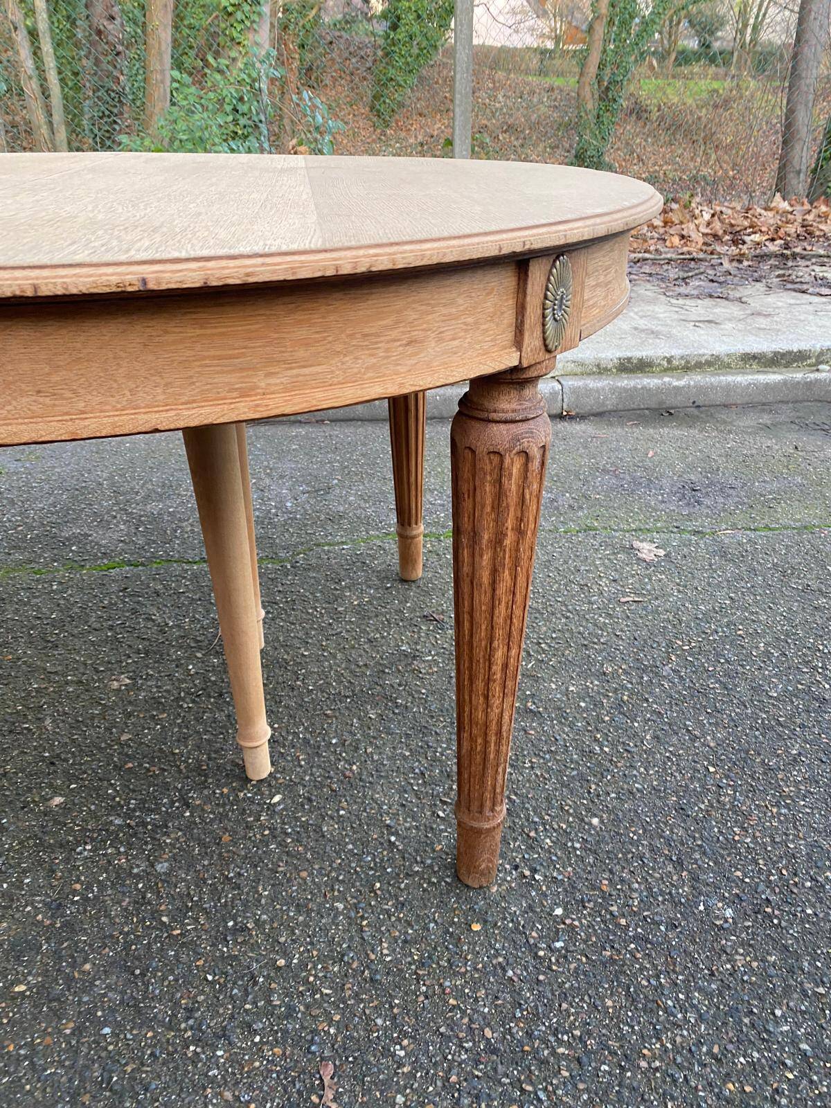 Renovated round Art Deco dining table in solid oak, 1950, 230cm extendable.