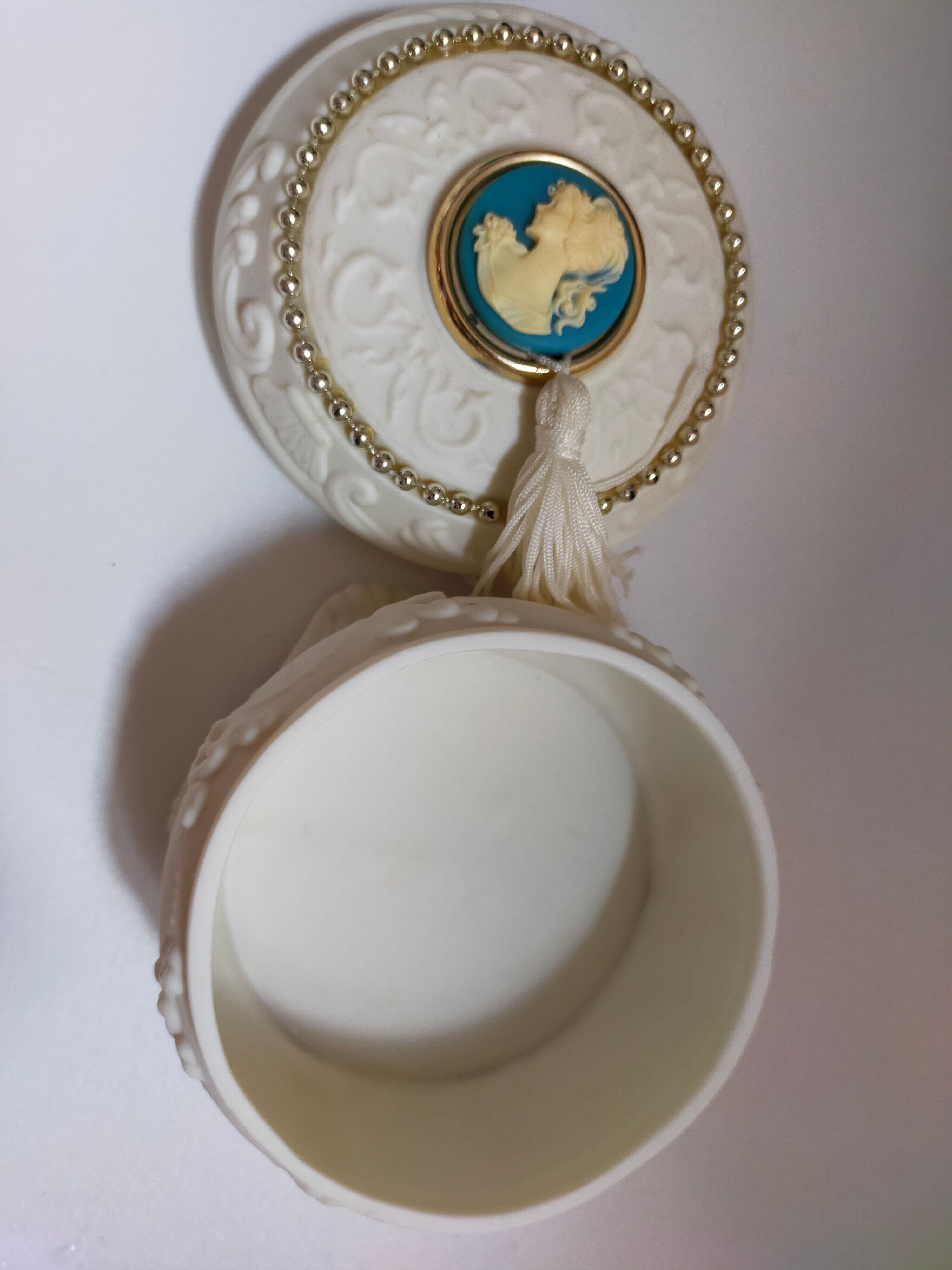 Boîte à bijoux en biscuit vintage
