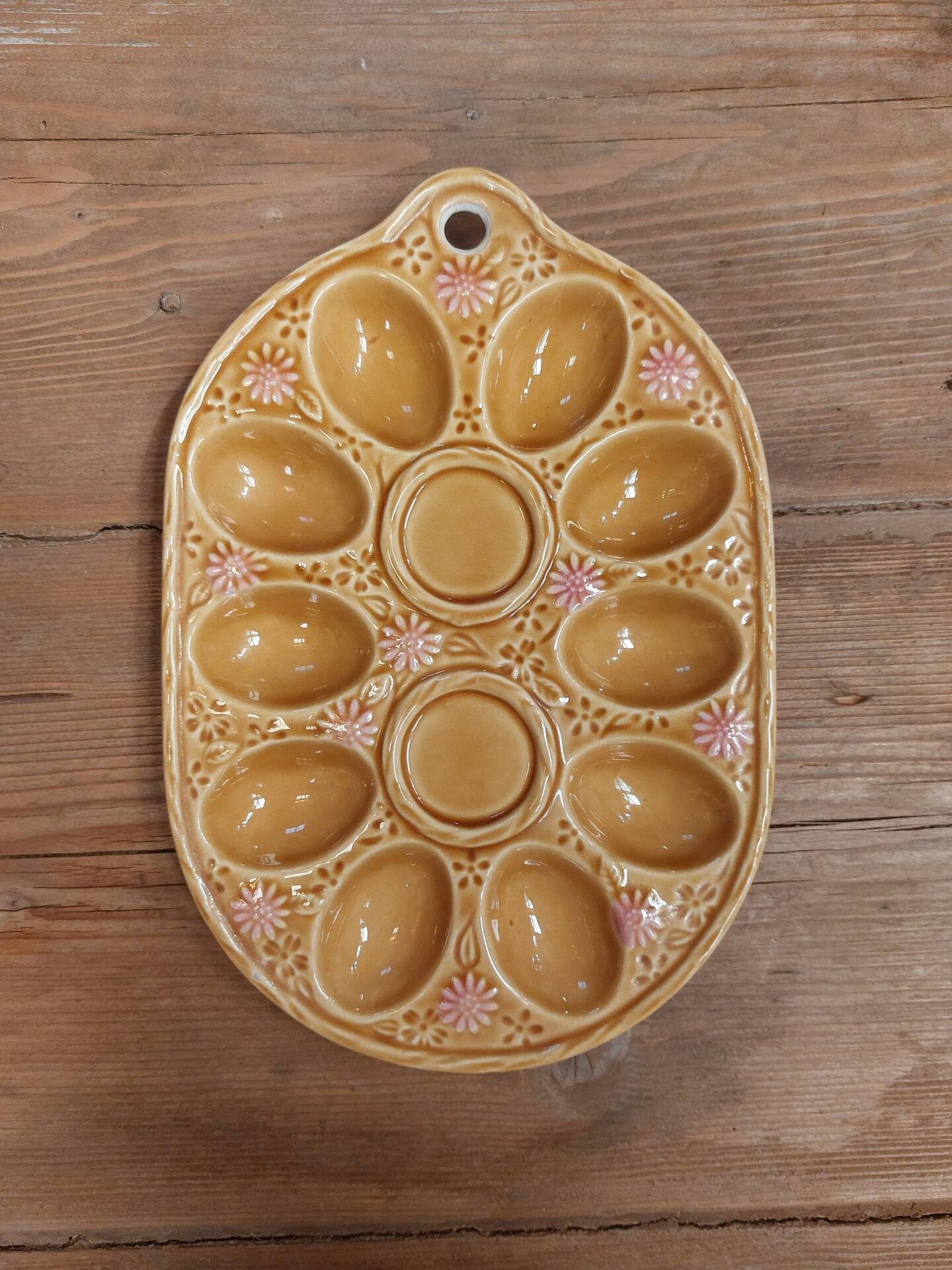Egg plate in slipware