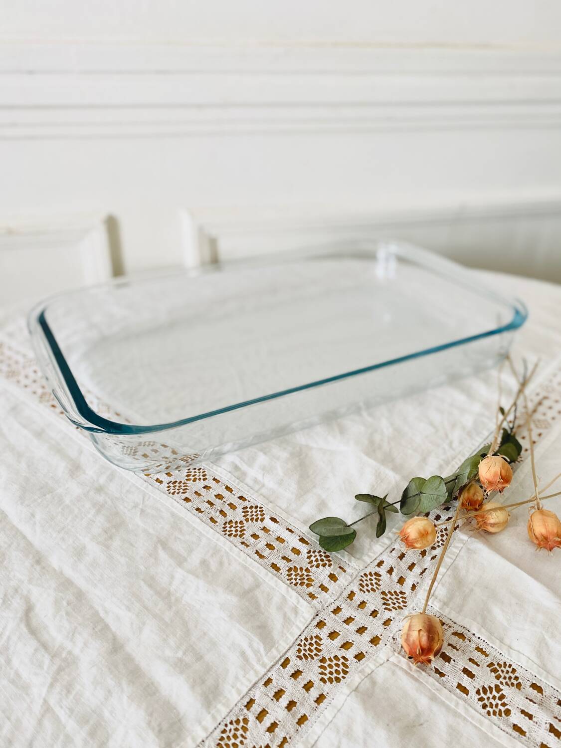 Rectangular Pyrex dish on silver metal support