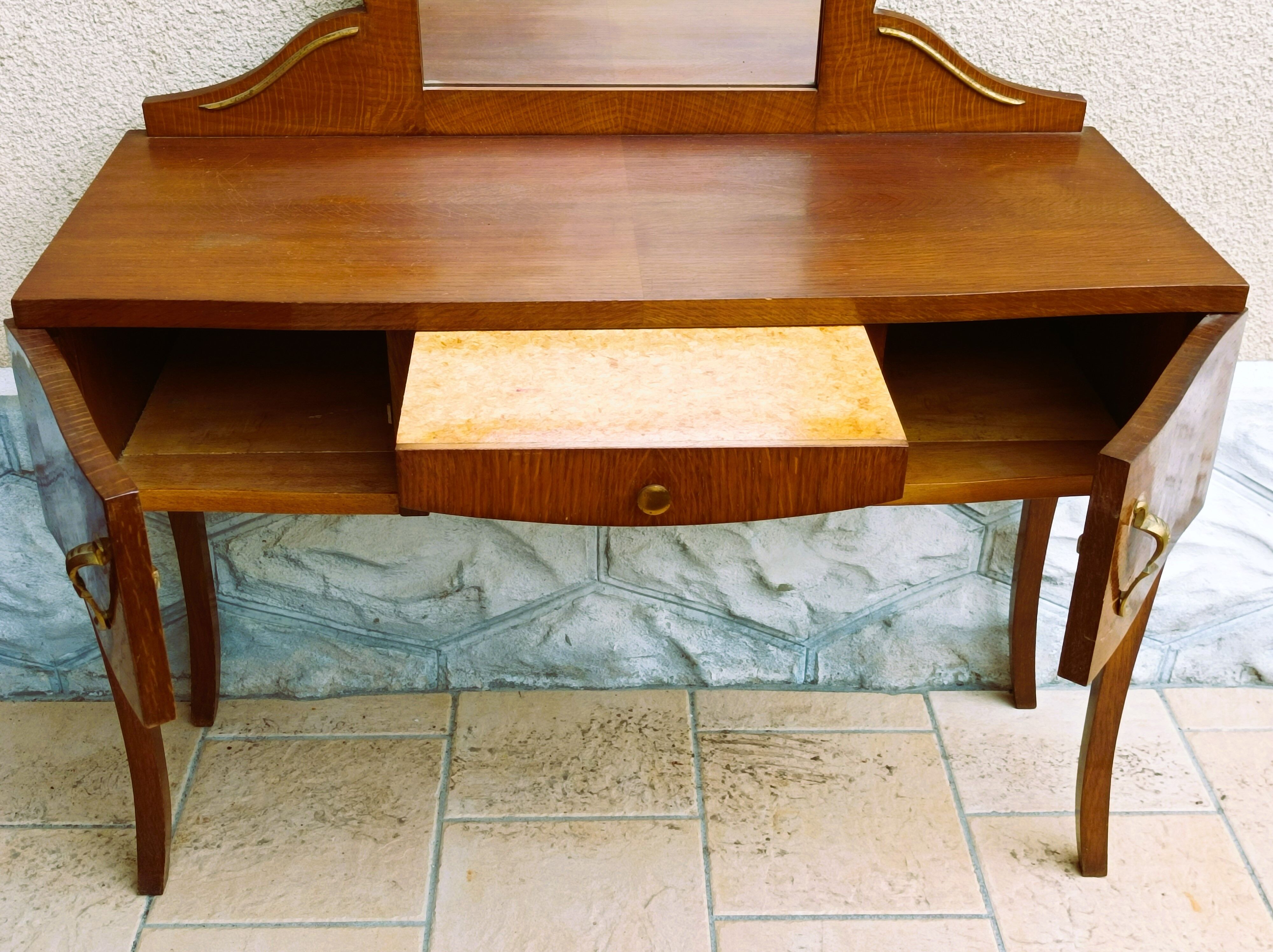 Hairdresser dating from the 50s