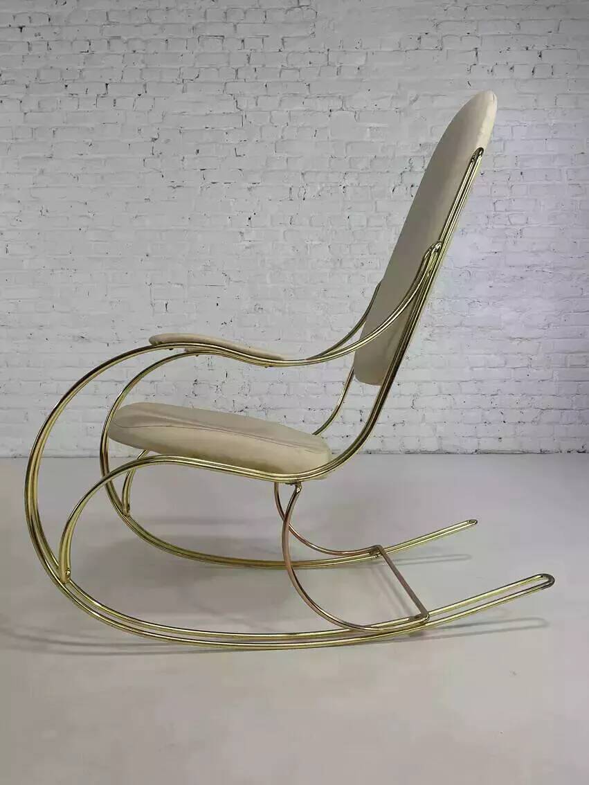 Rocking chair années 60 en laiton et simili cuir écru