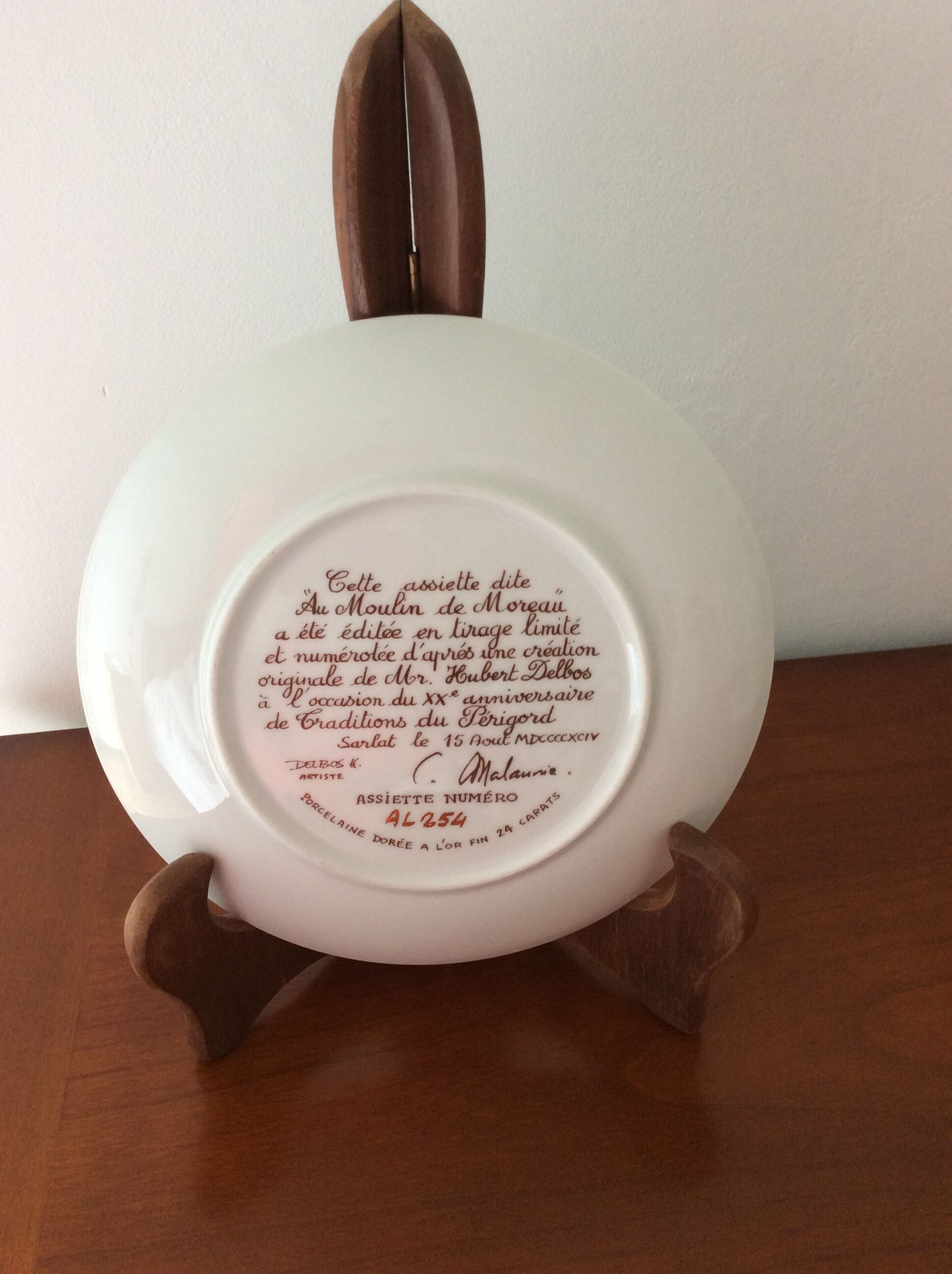 Decorative gold porcelain collection plate with fine gold Traditions of the Perigord