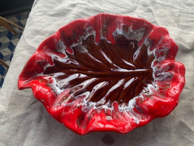 Leaf-shaped fruit cup, slip, enamelled ceramic stamped Vallauris, vintage 196