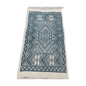 Tapis blanc et bleu traditionnel