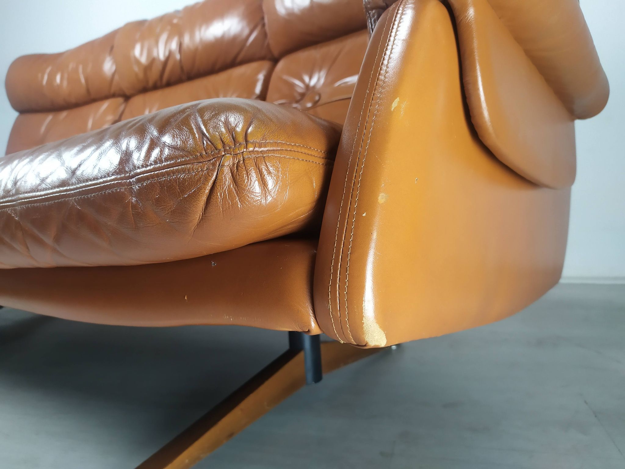 Canapé cuir fauve scandinave