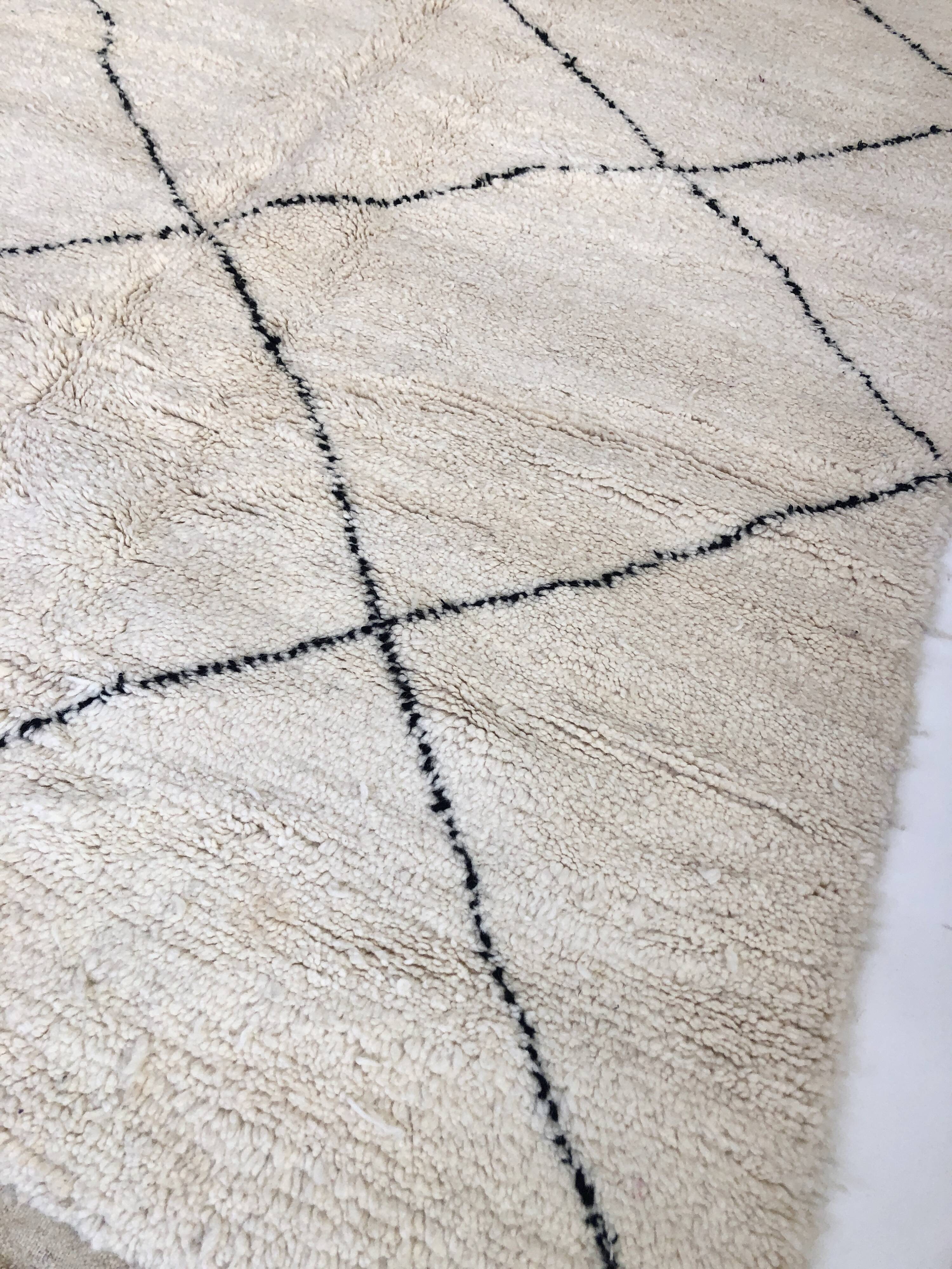 Moroccan Berber carpet with black diamonds 2,36x1.73m