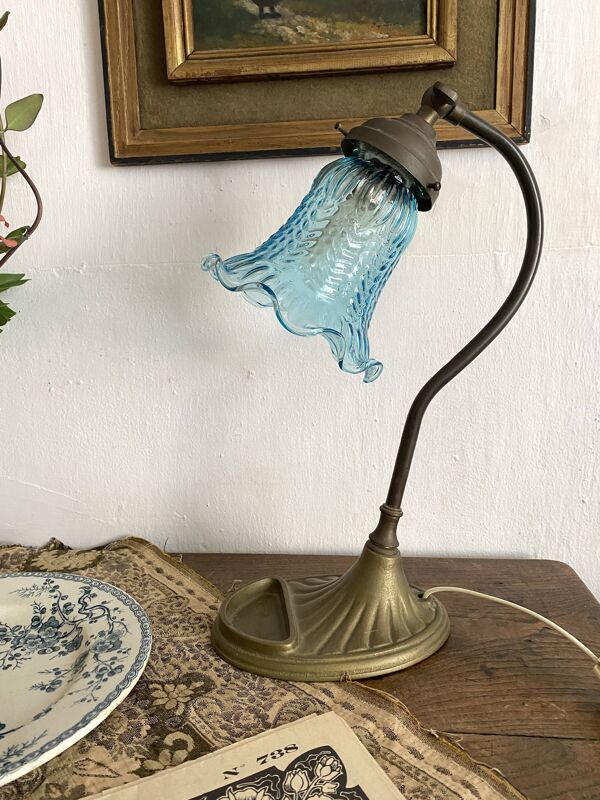 Lampe style rétro laiton et tulipe bleue