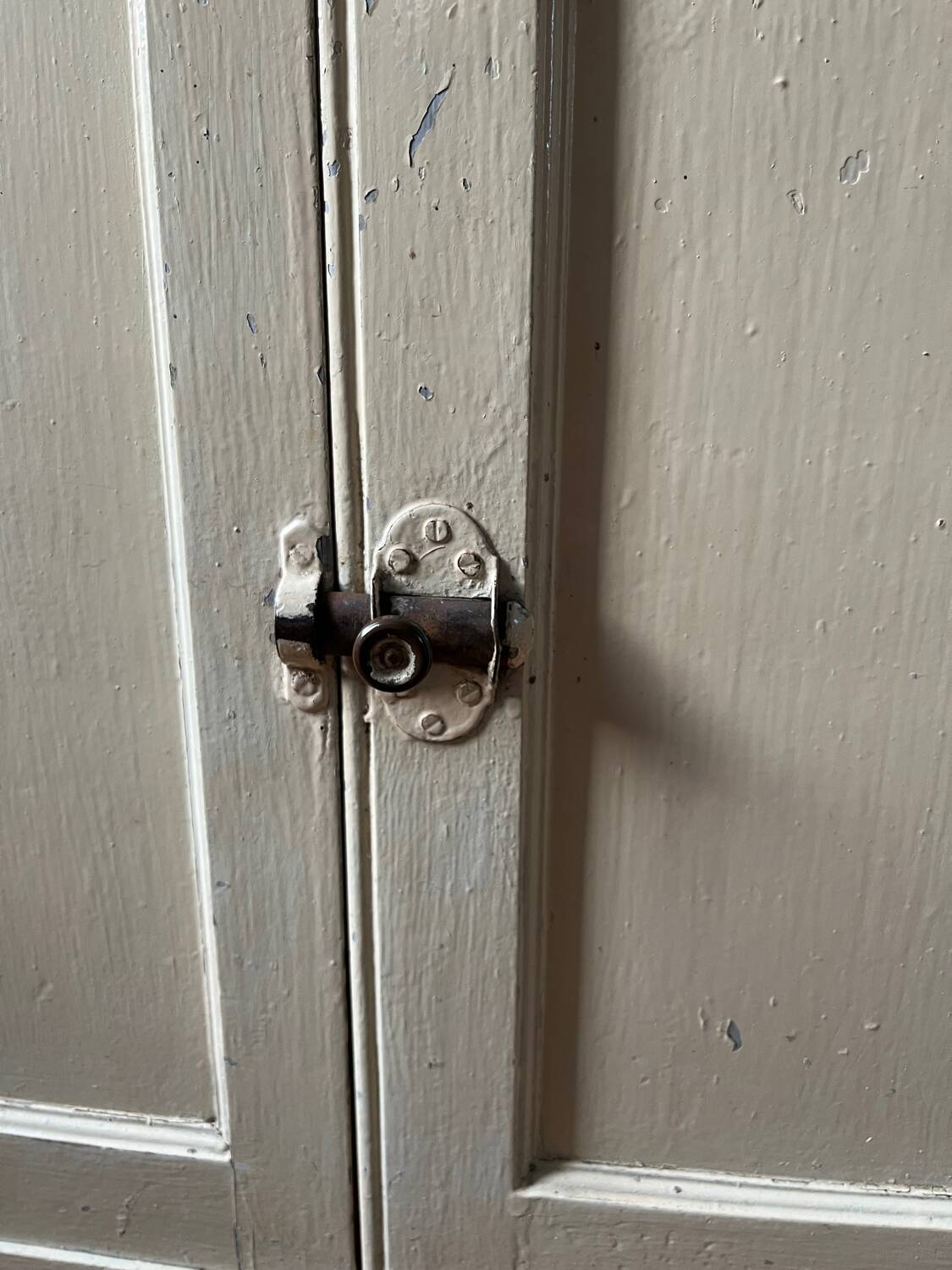 Buffet bas ancien en bois patiné avec plateau en tôle émaillée